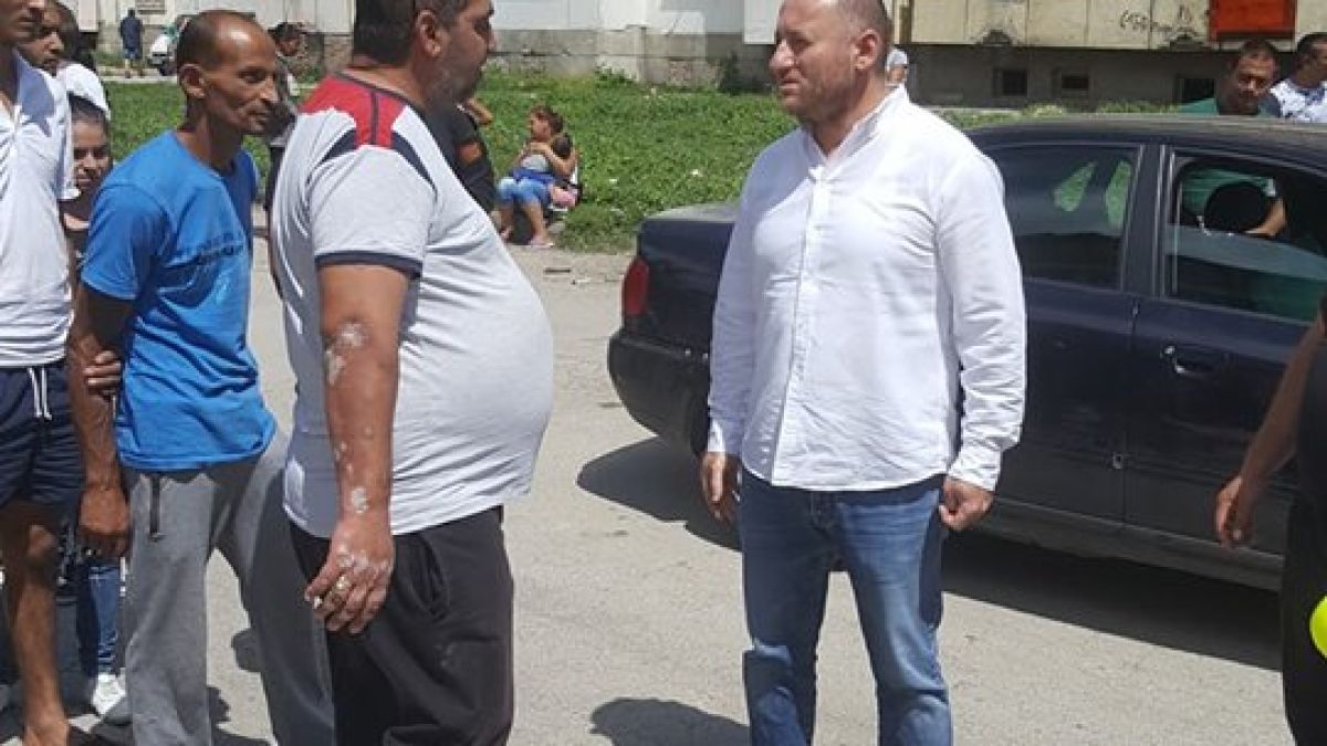 Жесток среднощен екшън в ромския квартал на Ботевград! Полицаи бият невинни хора, лидерът на ДРОМ е на мястото (СНИМКИ/ВИДЕО)