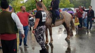 Помните ли Илиян, който се премени в народна носия и дойде с кон на бала си? Ето какво се случва с младежа (СНИМКИ/ВИДЕО) 