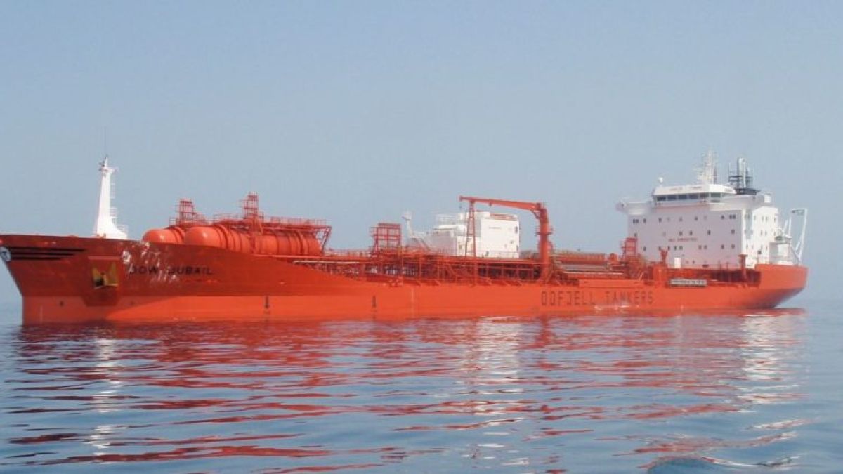 Разливане на над 200 тона мазут в Холандия след авария на танкер