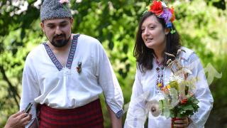 За уникалната сватбата на Деси и Венелин навръх Еньовден в Търновско ще се говори дълго време (СНИМКИ)