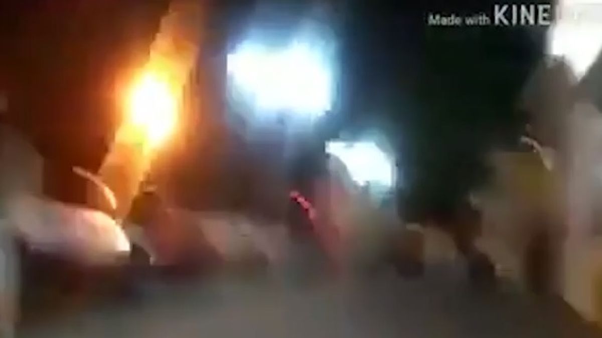 Украински военен хукна чисто гол из град Чугуев (ВИДЕО 18+)