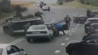 БТР прегази стар Passat на пътя (ВИДЕО)