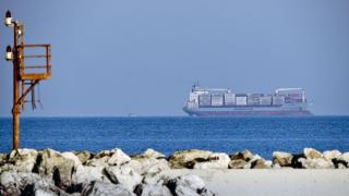 Италия все пак разреши на товарен кораб със спасени мигранти, да акостира в Сицилия