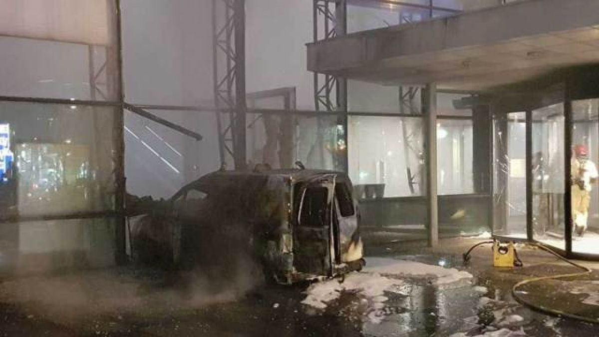 Първо ВИДЕО от огненото нападение срещу най-четения вестник в Холандия