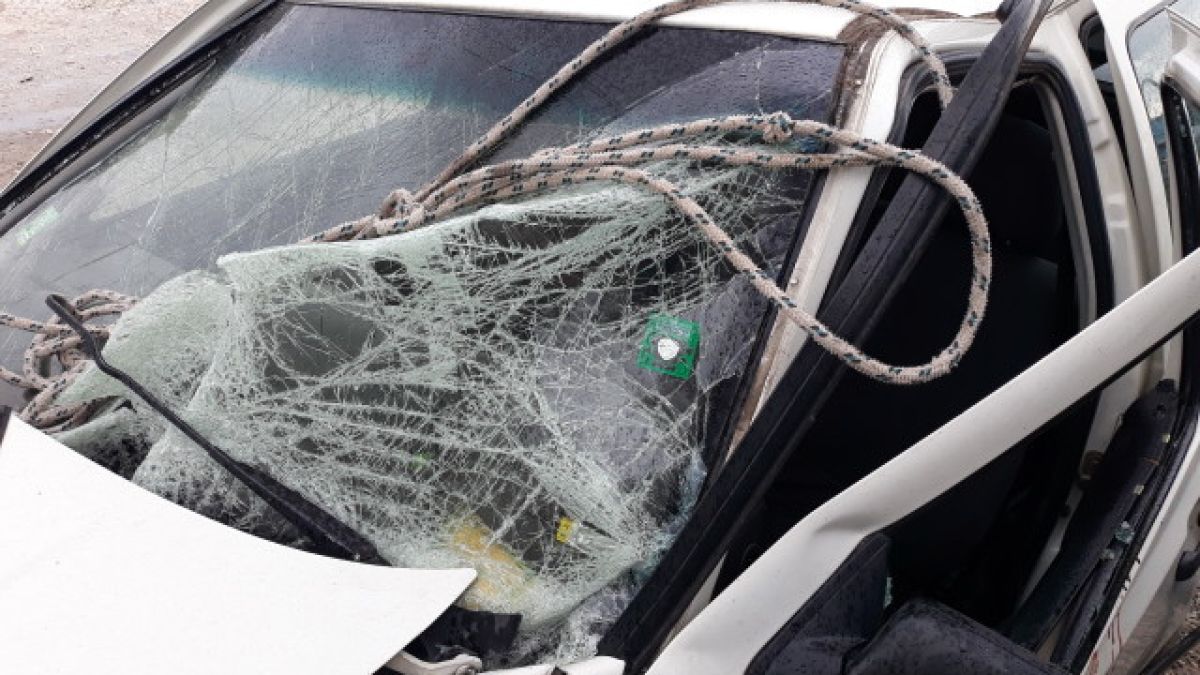 Вижте как пияната тумба роми е подредила буса, който взе на таран с голфа си (СНИМКИ/ВИДЕО)