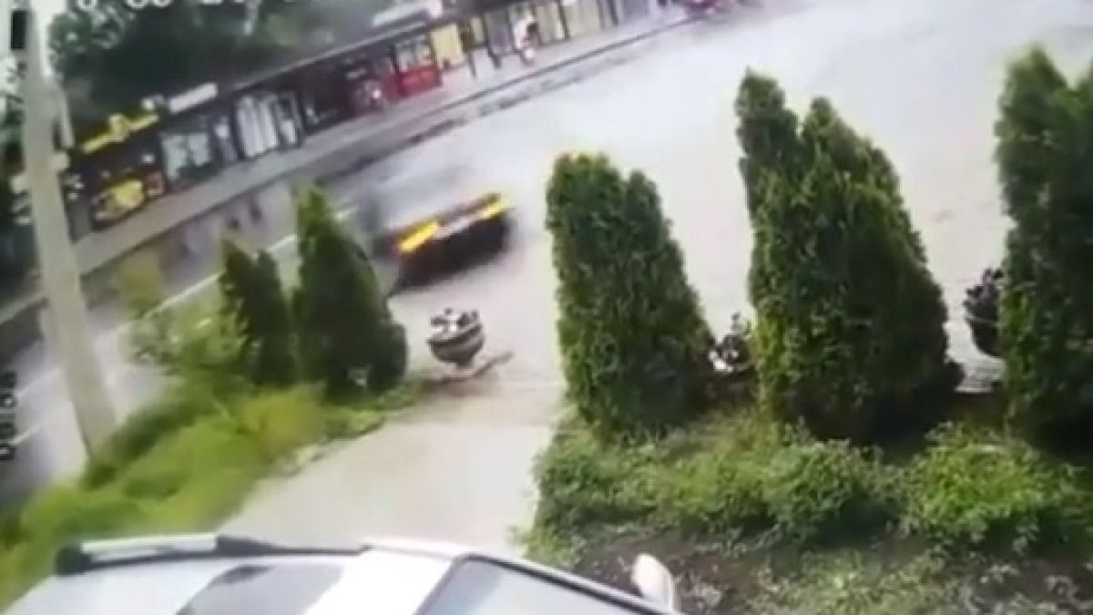 Зрелищна катастрофа! Джигит кара бясно, удря два стълба, но остава невредим (ВИДЕО)
