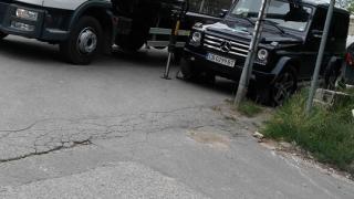 Само в БЛИЦ! Чудо невиждано на софийска улица! Ще успее ли "паякът" в тази неравна битка с "Мерцедес" G класа? (СНИМКА)