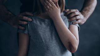 Скандално: Боклукчия си взе 14-годишна за булка и се размина със затвора! 