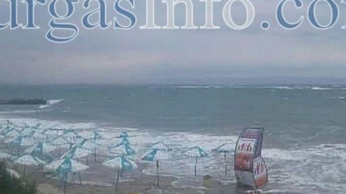 Морето завря от бурен вятър, вълните заливат плажа в Поморие (СНИМКИ) 