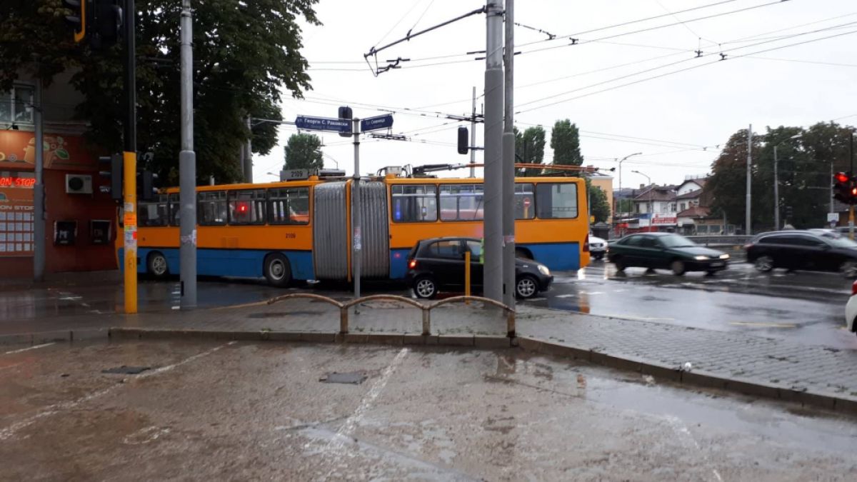 Извънредно и първо в БЛИЦ! Зрелищна катастрофа в центъра сащиса рано сутринта софиянци, има пострадали (СНИМКИ/ВИДЕО)