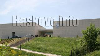Шофьор легна под рейса, за да отстрани технически проблем и стана голяма беля 
