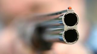 8 дни свирепият отцеубиец Любомир държи на нокти цял село, броди из гората с пушка и напада свидетели 