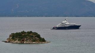 Шейхът на Катар пристигна с луксозната си яхта в Нафплион (СНИМКИ/ВИДЕО)