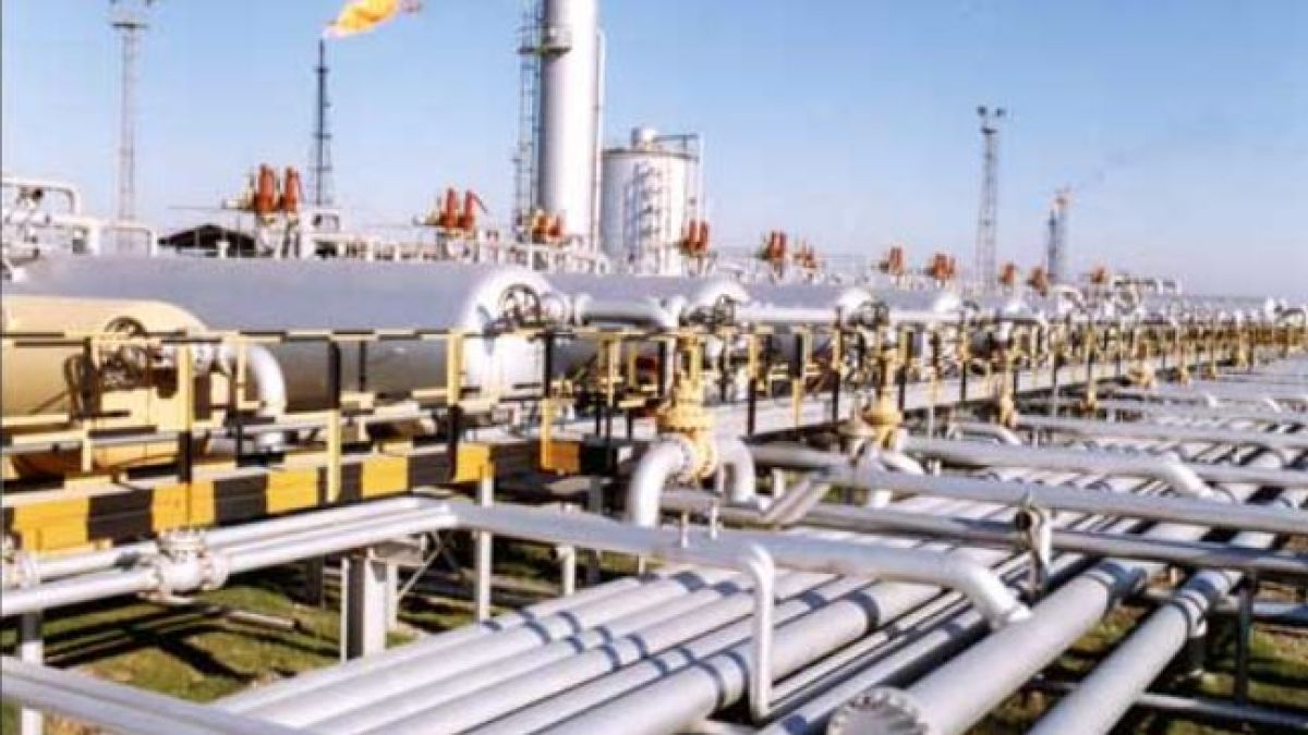 Пожар е избухнал в голям нефтопреработвателен завод в Иран (ВИДЕО)