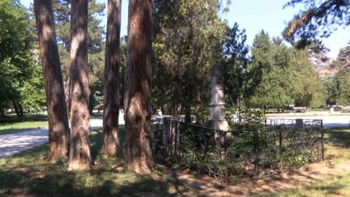 Отвратително: Вандали поругаха гроба на Венета Ботева в Търново (СНИМКИ)
