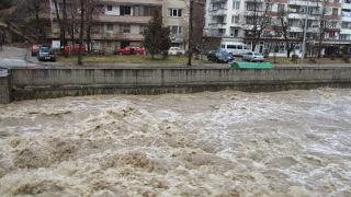 Воден апокалипсис в Смолян! Река Черна преля и стана страшно! (СНИМКИ)