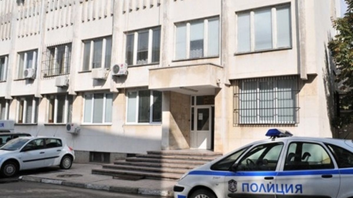 Гавра! Тарикат с „Мерцедес“ подхвърли 5 лева рушвет на служителка в КАТ