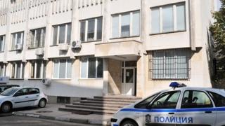 Гавра! Тарикат с „Мерцедес“ подхвърли 5 лева рушвет на служителка в КАТ