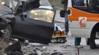 Първо в БЛИЦ! Бясно каращи баровци се натресли в ТИР-а на „Тракия“, рязаха поршето им, за да ги извадят 