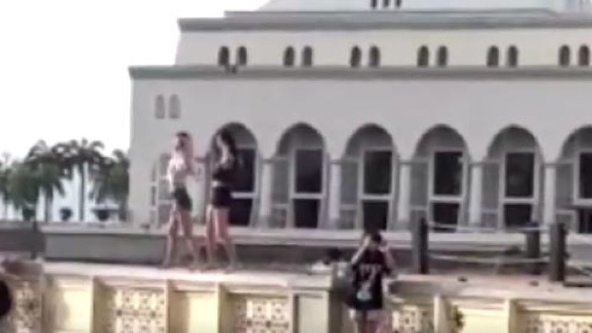Млади дами разбуниха духовете в Малайзия заради еротичен танц пред местна джамия (ВИДЕО)