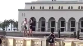 Млади дами разбуниха духовете в Малайзия заради еротичен танц пред местна джамия (ВИДЕО)