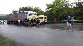 Шофьор на бус се заби челно в молдовски ТИР и се случи най-лошото (СНИМКИ 18+)