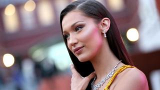 Бела Хадид влезе в мъжките фантазии със секси рокля с цепка до кръста (СНИМКИ)