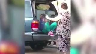 "Грижовна" баба натика двете си внучета в клетки за кучета и ги повози в багажника на колата (ВИДЕО)