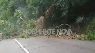 Страховито ВИДЕО! Моментът, в който тръгна свлачището на пътя София – Самоков 
