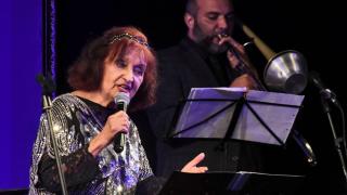 87-годишната Мими Николова лъсна в клип с минижуп, прикова погледите Снимка