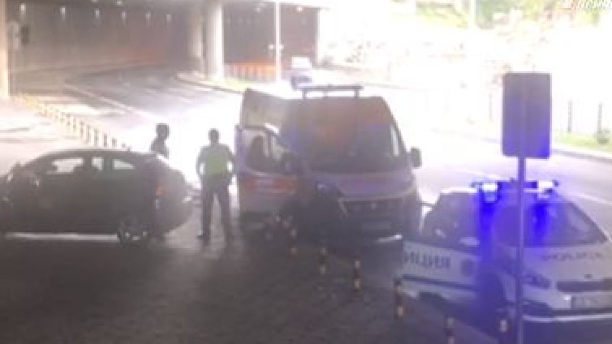 Ужас в Пловдив! Автомобил се вряза в спирка, има пострадали (СНИМКИ)