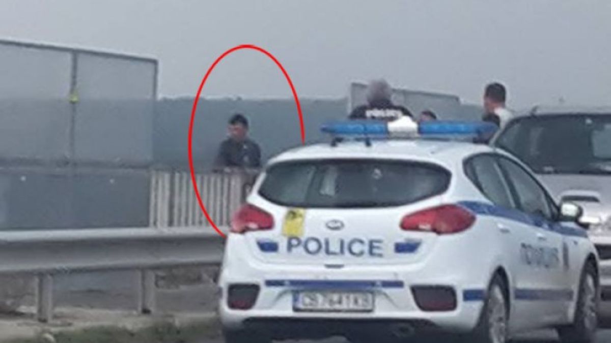 Извънредна ситуация и в Айтос! Самоубиец изправи на нокти минувачи и полиция... (СНИМКИ)