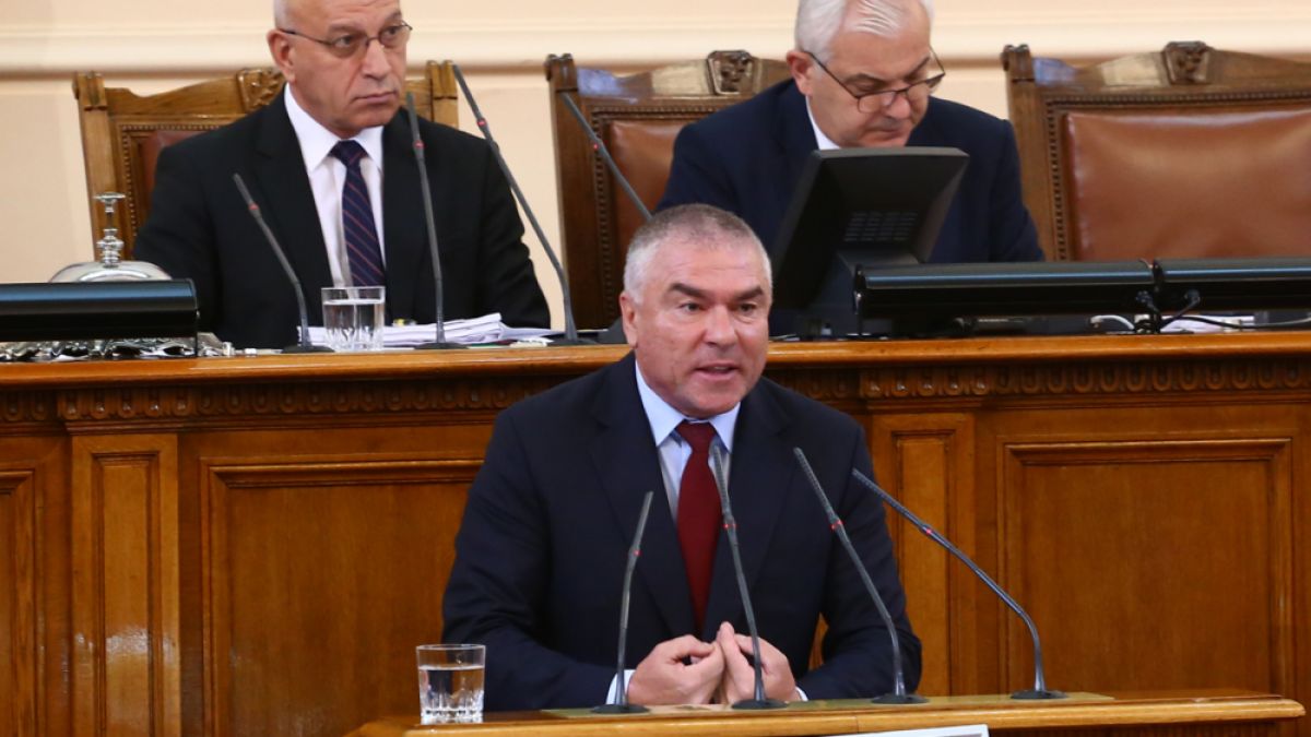 Марешки почна с хули и нападки към Каракачанов, но военният министър го попари 