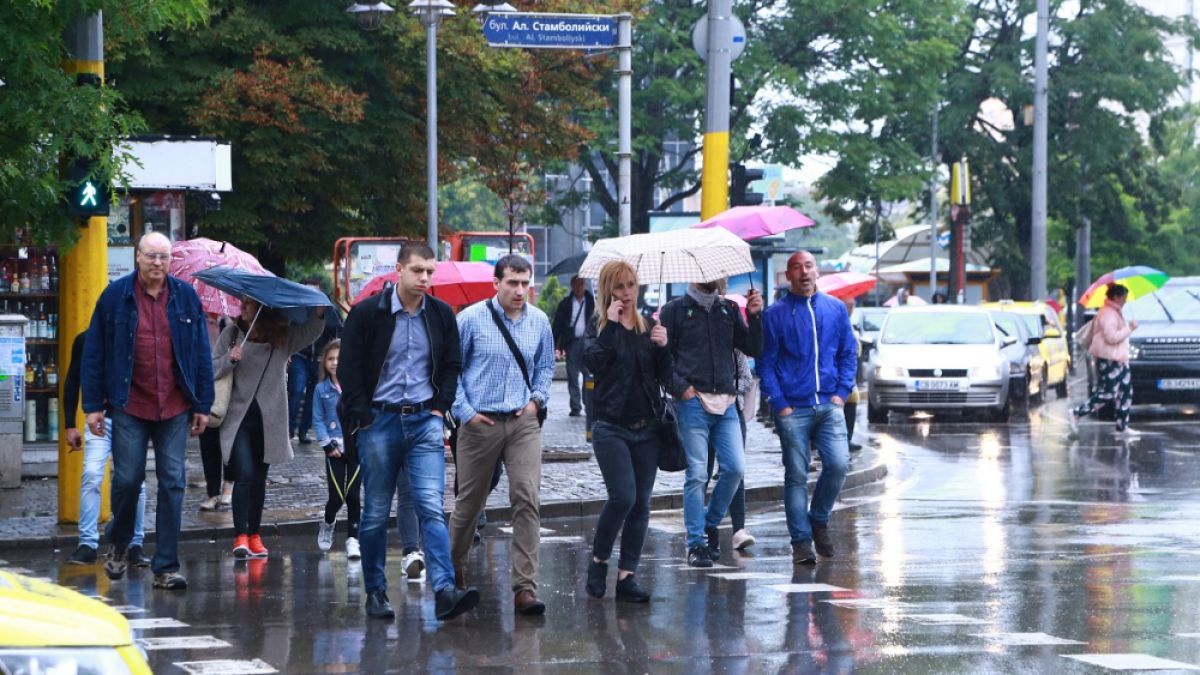 Синоптици от НИМХ към БАН отговориха на най-често задавания въпрос: Ще спре ли да вали някога?