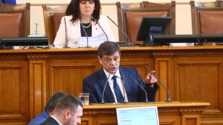 Ген. Попов се закани да свика извънредно Комисията по отбрана заради президента
