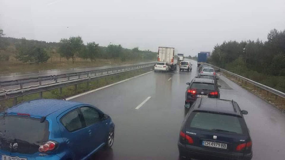 Спират движението по АМ "Тракия" край Пловдив 