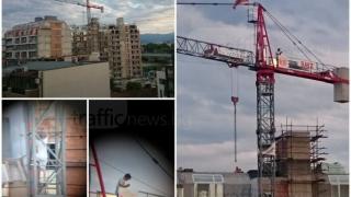 Така стават белите! Малчугани се покатериха на кран, за да си правят селфита (СНИМКИ)