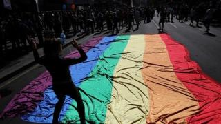 От "Би Би Си" се похвалиха със стотици трансджендъри и поискаха повече лесбийки