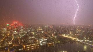 Внимание! „Met Office” издаде предупреждение за „Опасност за живота“ на Острова (СНИМКА)