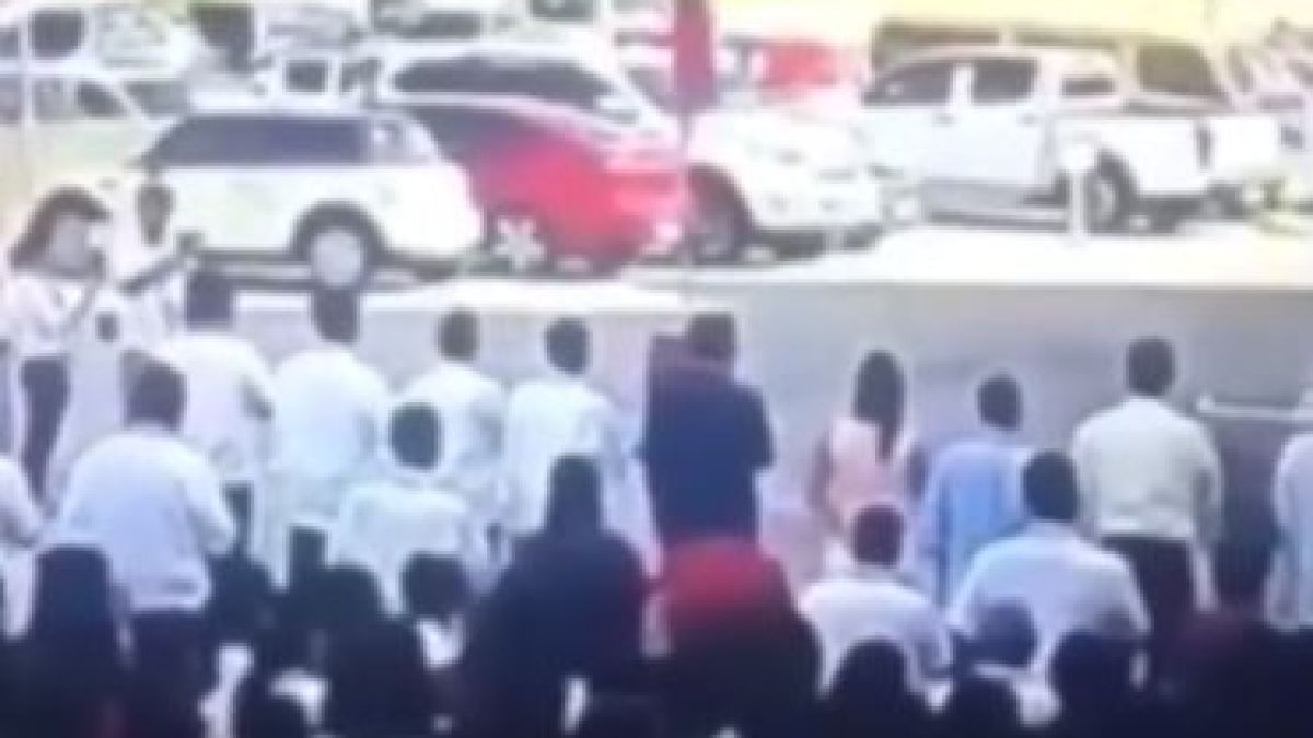 Ужас във Филипините! Публично застреляха кмет, измислил „разходка на срама“ (ВИДЕО)