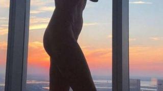 Хайди Клум възбуди мрежата с чисто гола СНИМКА на фона на залеза (18+)