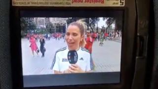 Фен разгневи журналистка с целувка директно в ефир (ВИДЕО)