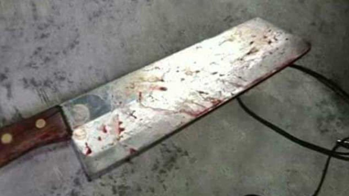 Шокиращо: Жена отряза пениса на изневеряващия си съпруг със сатър и го изхвърли през прозореца (СНИМКИ/ВИДЕО)
