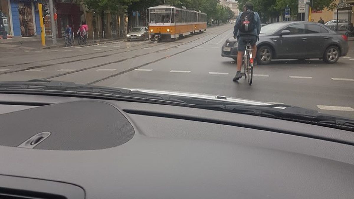 Нахален велосипедист на "Дондуков" си навлече гнева на столичани (СНИМКА)