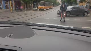 Нахален велосипедист на "Дондуков" си навлече гнева на столичани (СНИМКА)