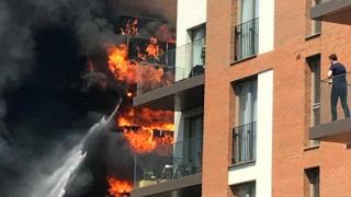 Пламъци обхванаха жилищна сграда в Лондон, гъсти черни кълба дим се издигат към небето (СНИМКИ)