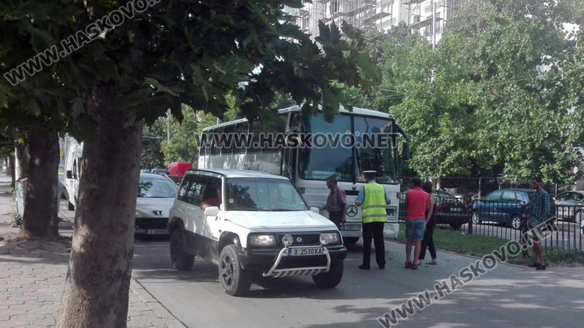 Пресичащи хасковлийки предизвикаха зрелищно меле с рейс, тролейбус и "Ауди" в час пик (СНИМКИ)