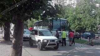 Пресичащи хасковлийки предизвикаха зрелищно меле с рейс, тролейбус и "Ауди" в час пик (СНИМКИ)