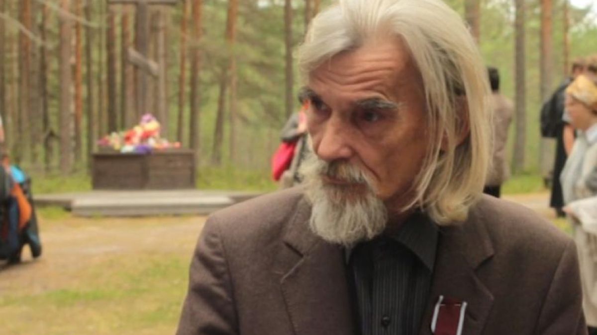 Експерт по варварствата на Сталин обвинен в секс насилие срещу малолетна