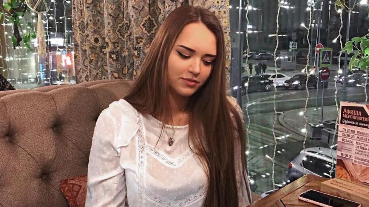 Внучката на Висоцки мизерства и събира пари в интернет за своята "нова любов" (СНИМКА)
